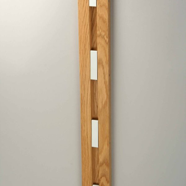 Knax loddrett 4 grå knagger, lakkert eik bakplate