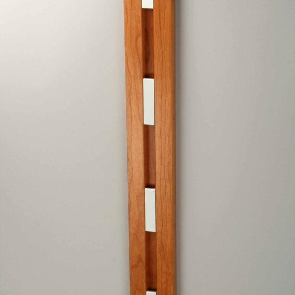 Knax loddrett 4 grå knagger, kirsebær bakplate